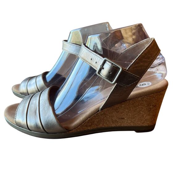 Clarks Wedge Sandals Sz 9 Pewter Gold Metallic Leather Comfort Buckle Strap Cork - Picture 1 of 7
